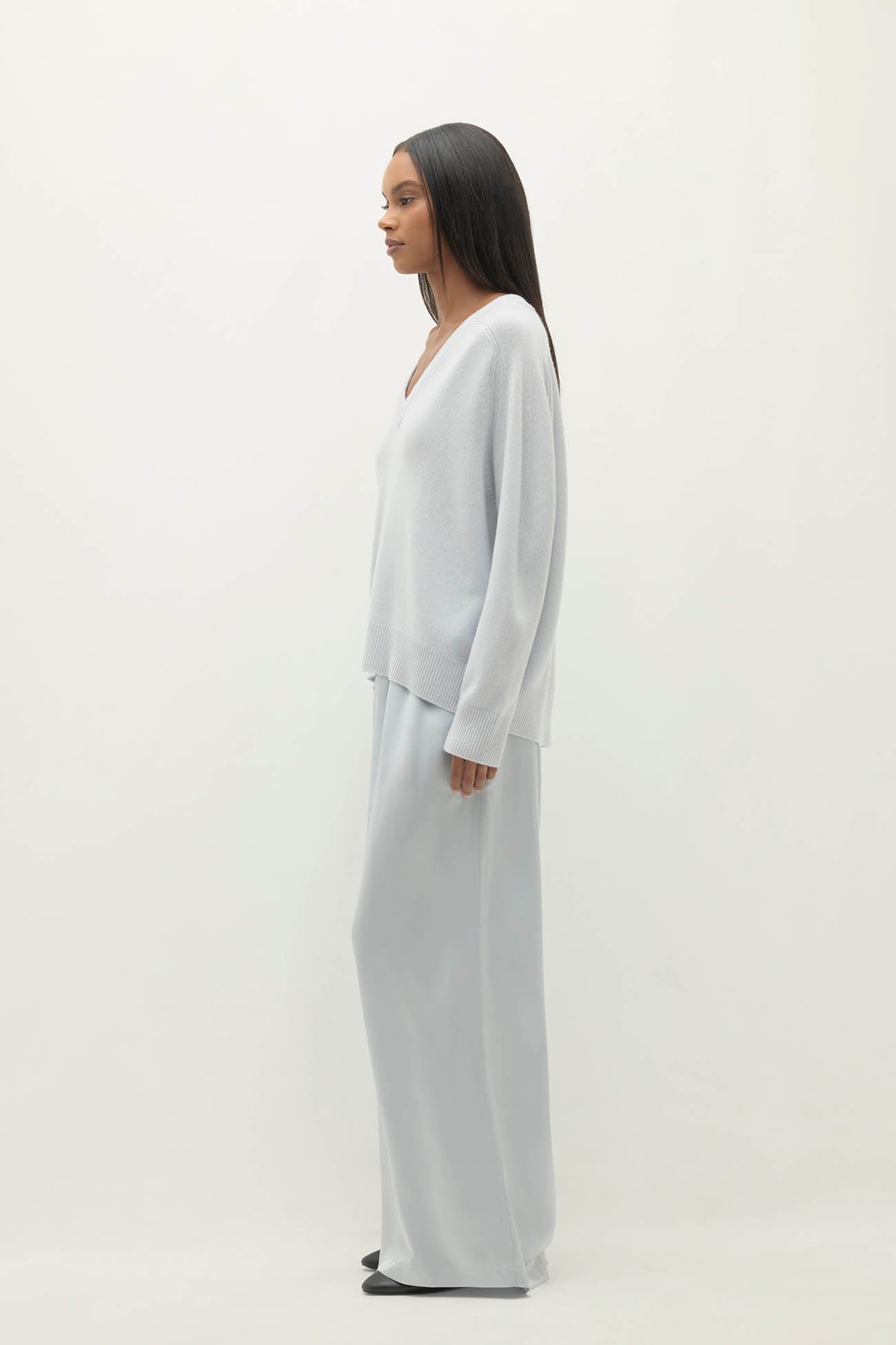 SYDNEY V-NECK CASHMERE SWEATER
